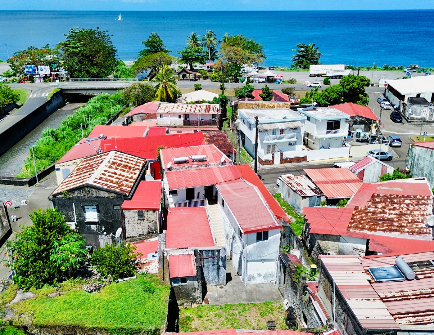 Immeuble à rénover avec 5 T2, local commercial et terrain à bâtir à Saint-Pierre