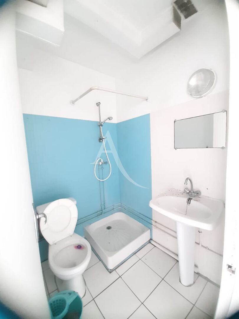 Photo Un studio image 3/4