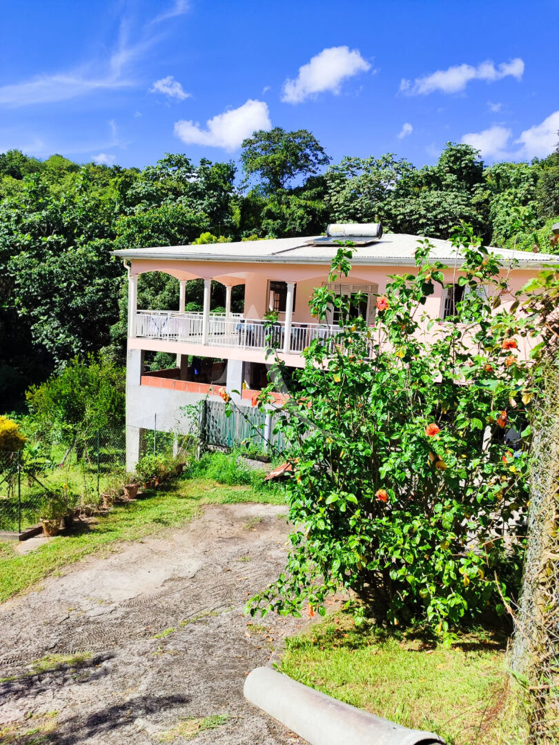 Maison T4, 3 niveaux à Schoelcher, grand terrain de 2173 m2, fort potentiel