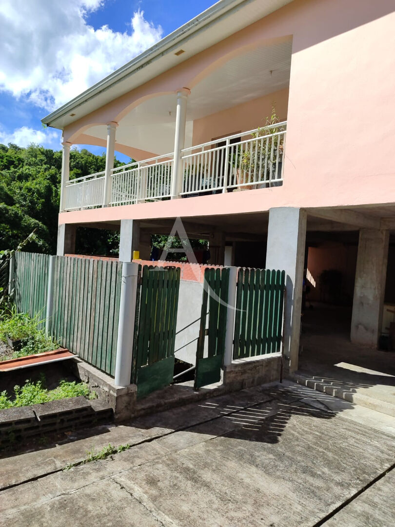 Photo Maison T4, 3 niveaux à Schoelcher, grand terrain de 2173 m2, fort potentiel image 2/6