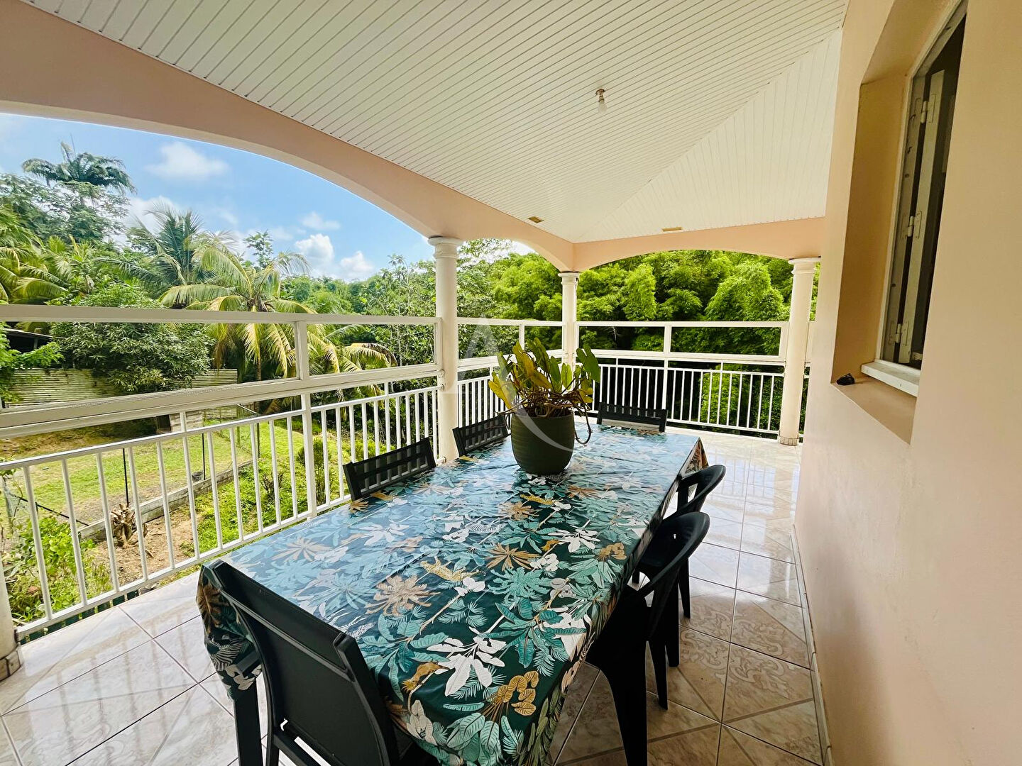 Photo Maison T4, 3 niveaux à Schoelcher, grand terrain de 2173 m2, fort potentiel image 3/6