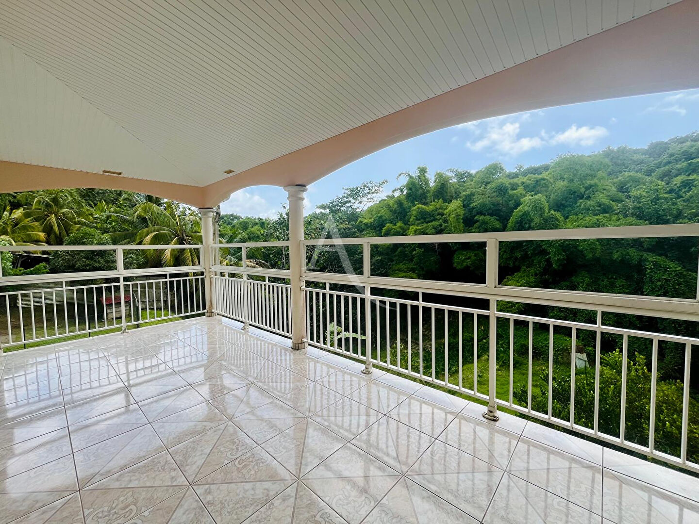 Photo Maison T4, 3 niveaux à Schoelcher, grand terrain de 2173 m2, fort potentiel image 4/6