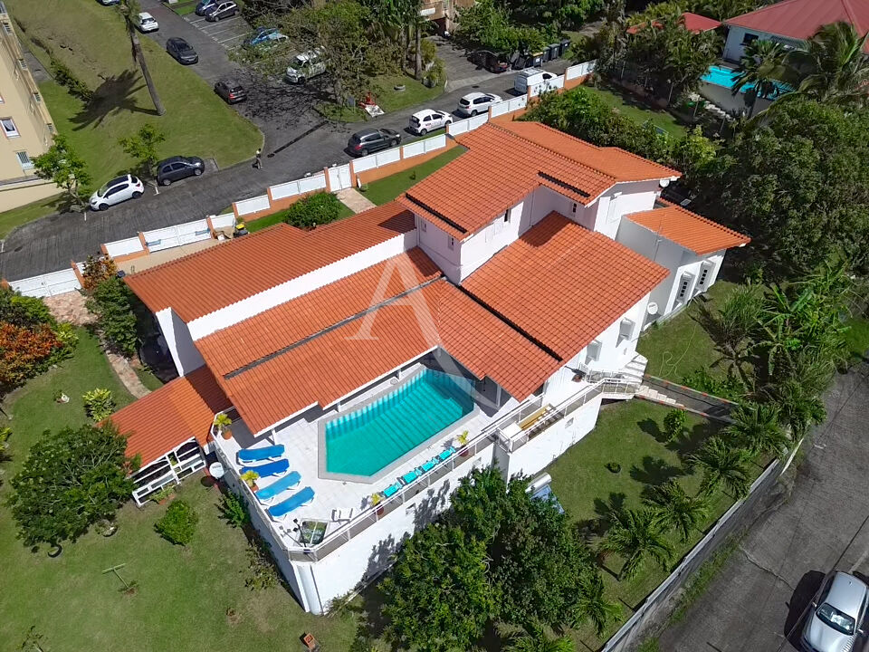 Villa d'architecte de prestige avec vue panoramique sur la baie de Fort-de-France à Schoelcher
