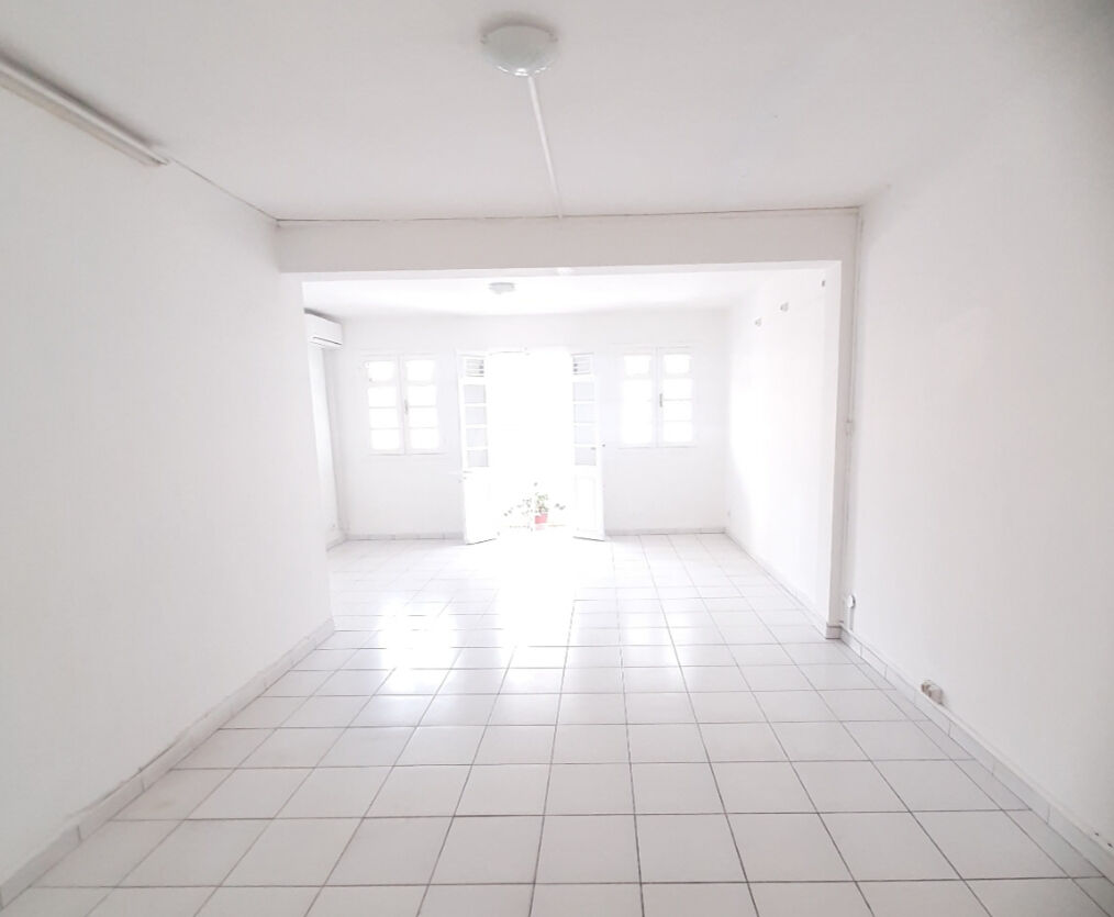 Photo Local d'activité Fort De France 2 pièce(s) 58 m2 Climatisé Pépite A SAISIR !!!!! image 1/6