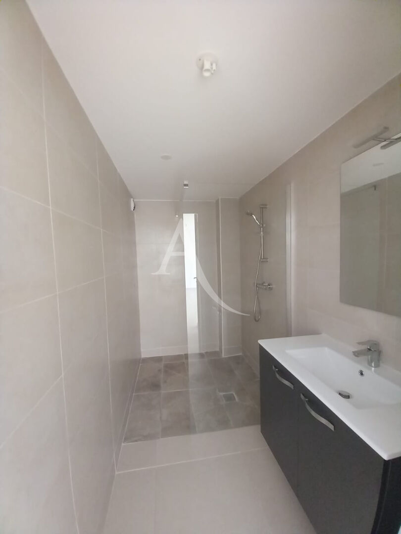 Photo Appartement T3  Neuf Grand Standing avec terrasse de 20m2  et jardinet cadre verdoyant proche mer image 3/4