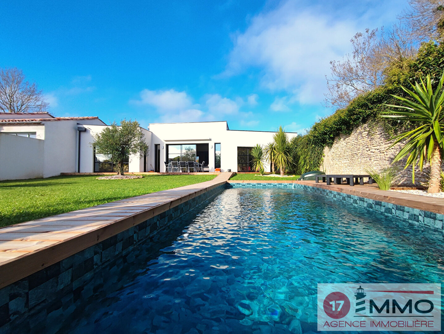 Agence immobilière de 
 17 IMMO - 17 IMMO 
