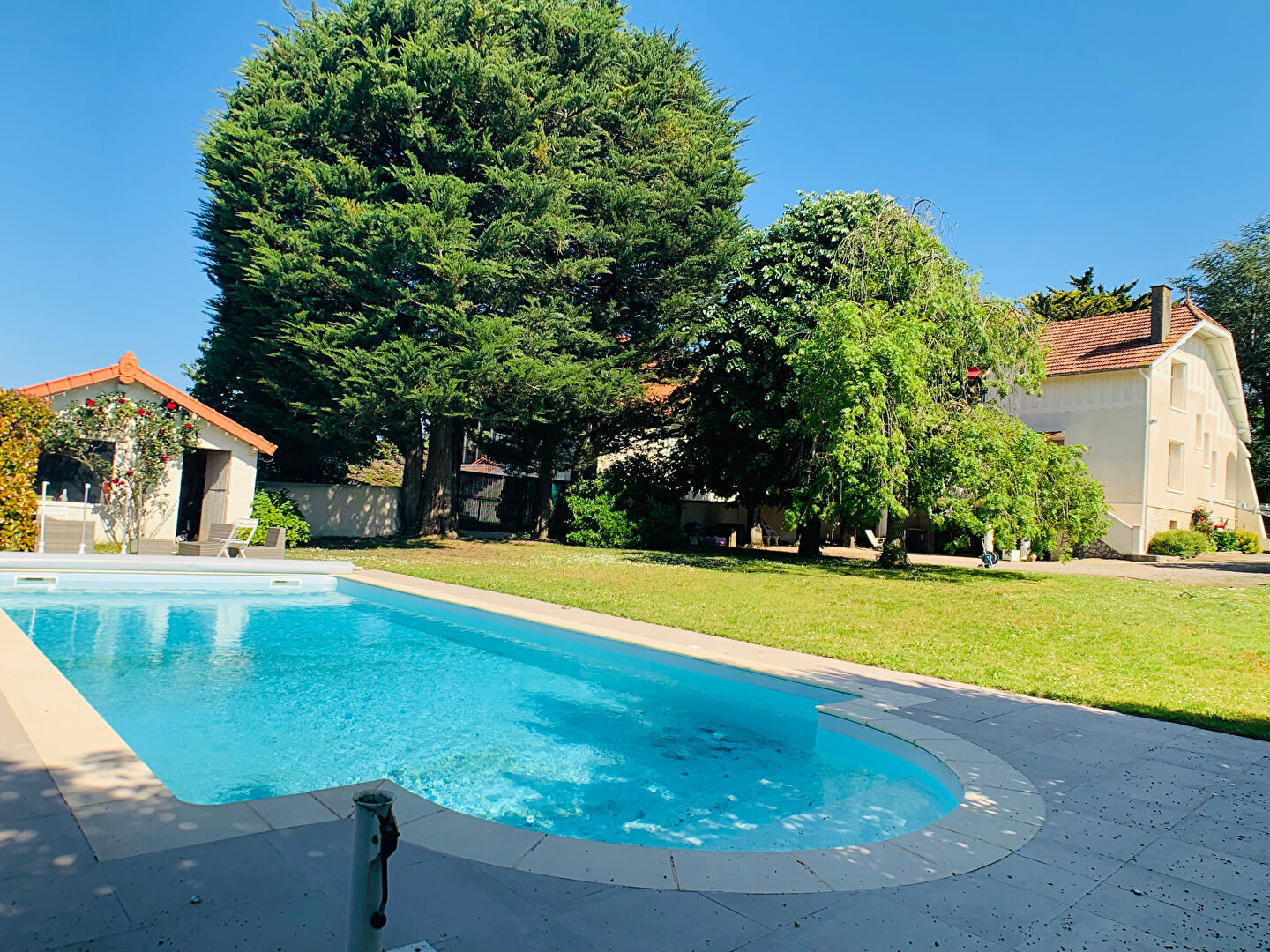 À VENDRE . Spacieuse maison individuelle de 179 m² avec piscine chauffée . Terrain de 1 396 m²