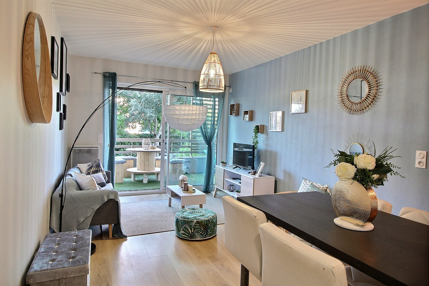 Beau T2 Meublé de 42 m² avec Terrasse & Parking Sécurisé. Centre-Ville à Pied