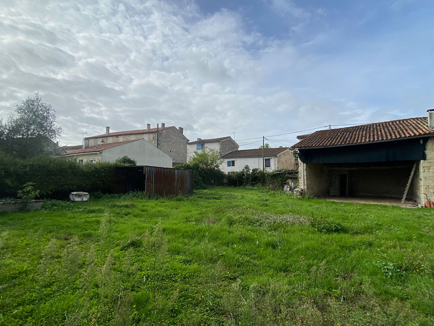 Terrain avec dépendance centre bourg de Frontenay Rohan Rohan .