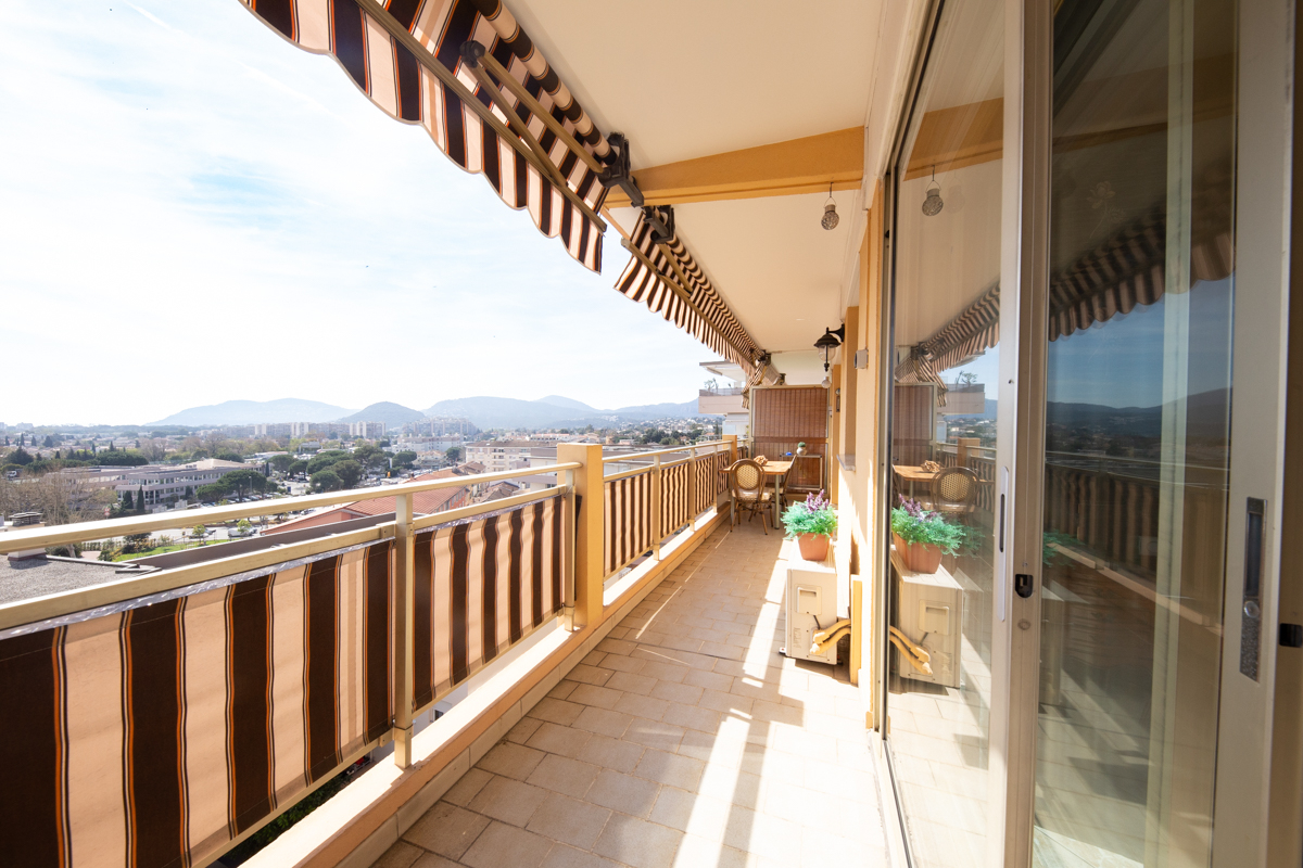 Photo Appartement traversant à Mandelieu La Napoule 3 pièce(s) 75.29 m2 avec vue mer panoramique image 2/6