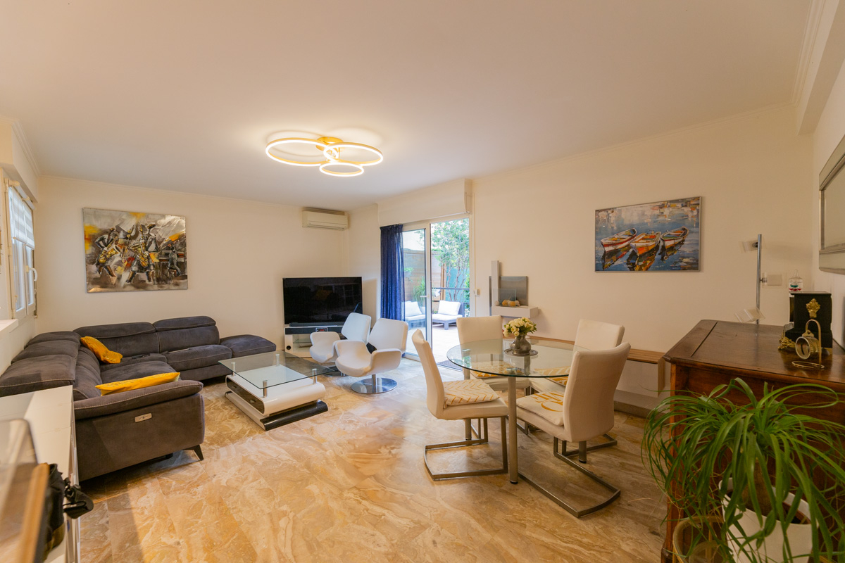 Photo Appartement Mandelieu La Napoule 2 pièce(s) de 61m2 dans une résidence de standing avec piscine image 1/5