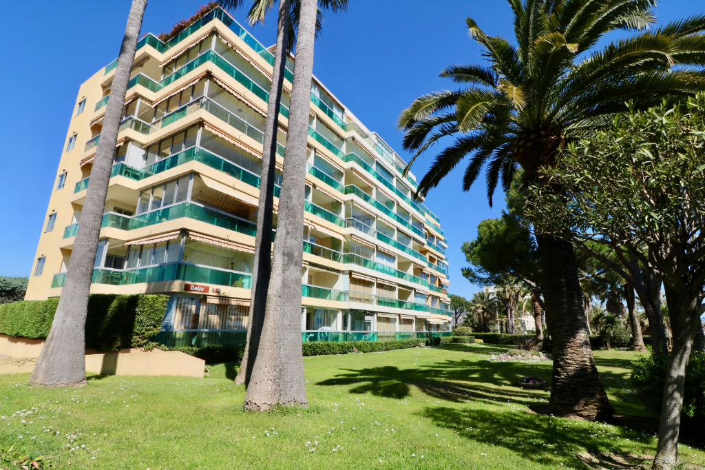 À CANNES LA BOCCA !!! 2 pièces avec terrasse face à la mer Cannes 06150