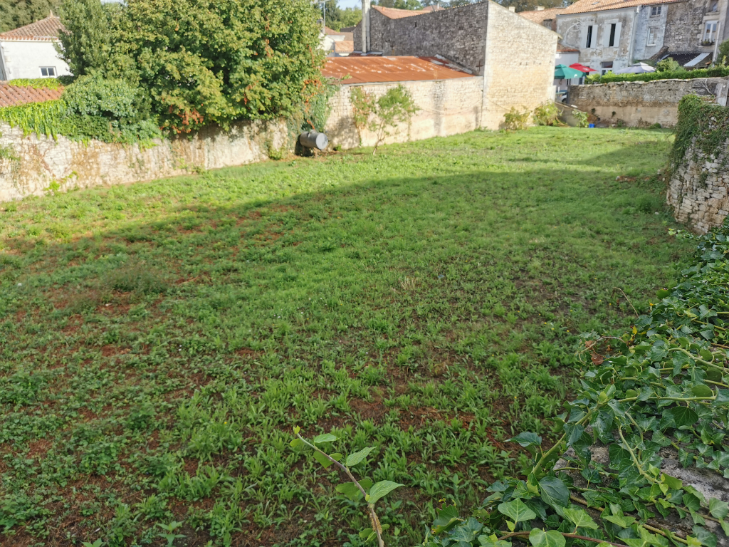 Photo Terrain constructible sur Benet de 838m2 image 2/2