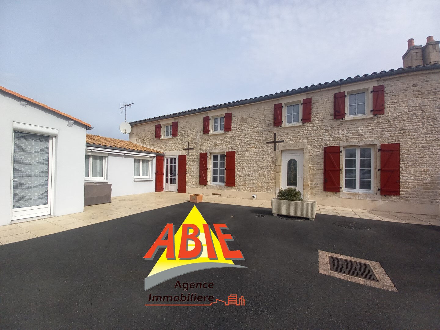 Maison  en pierres Saint Pompain, 178 m², 4 chambres, terrain, garage