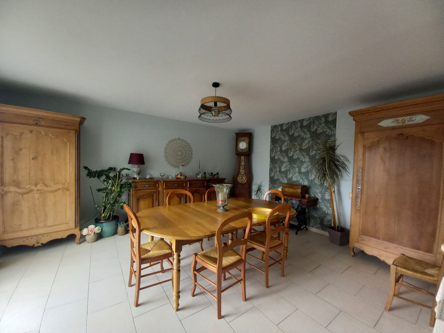 Maison Échiré, 192m², 6 chambres, 2 salles d'eau, grande pièce de vie, piscine couverte et chauffée, jardin clos, garage