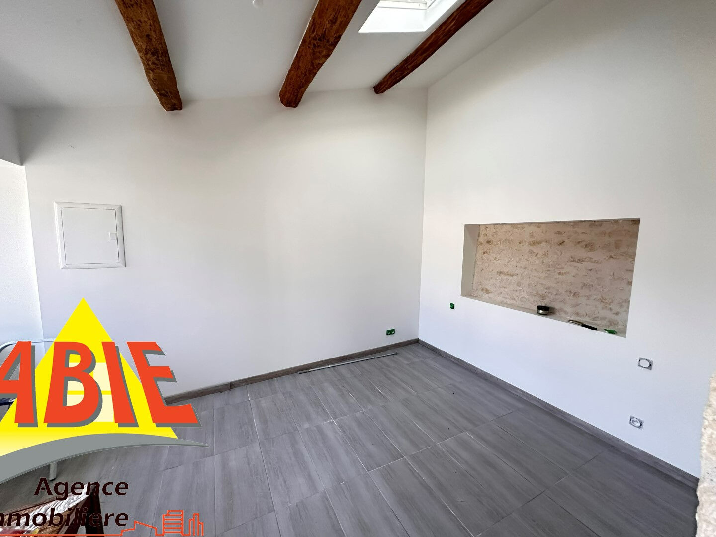 Photo Maison Doix Les Fontaines, trois chambres, salle de bains, salle d'eau, deux wc, terrain, dépendances, piscine. image 6/6