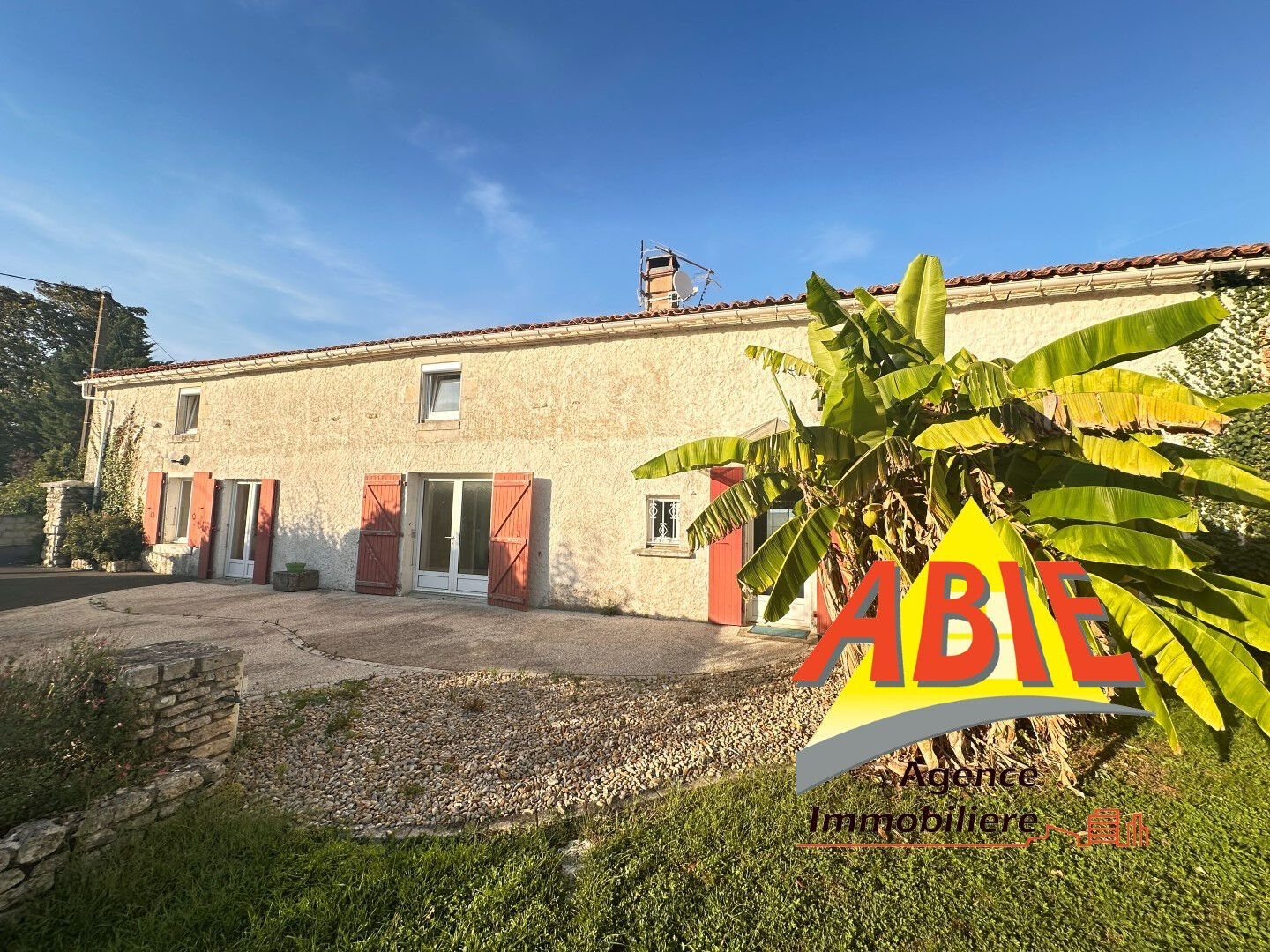 Photo DOIX, Maison  en pierre 5 chambres, deux salles d'eau, cuisine, grand séjour, garage, jardin. image 1/6