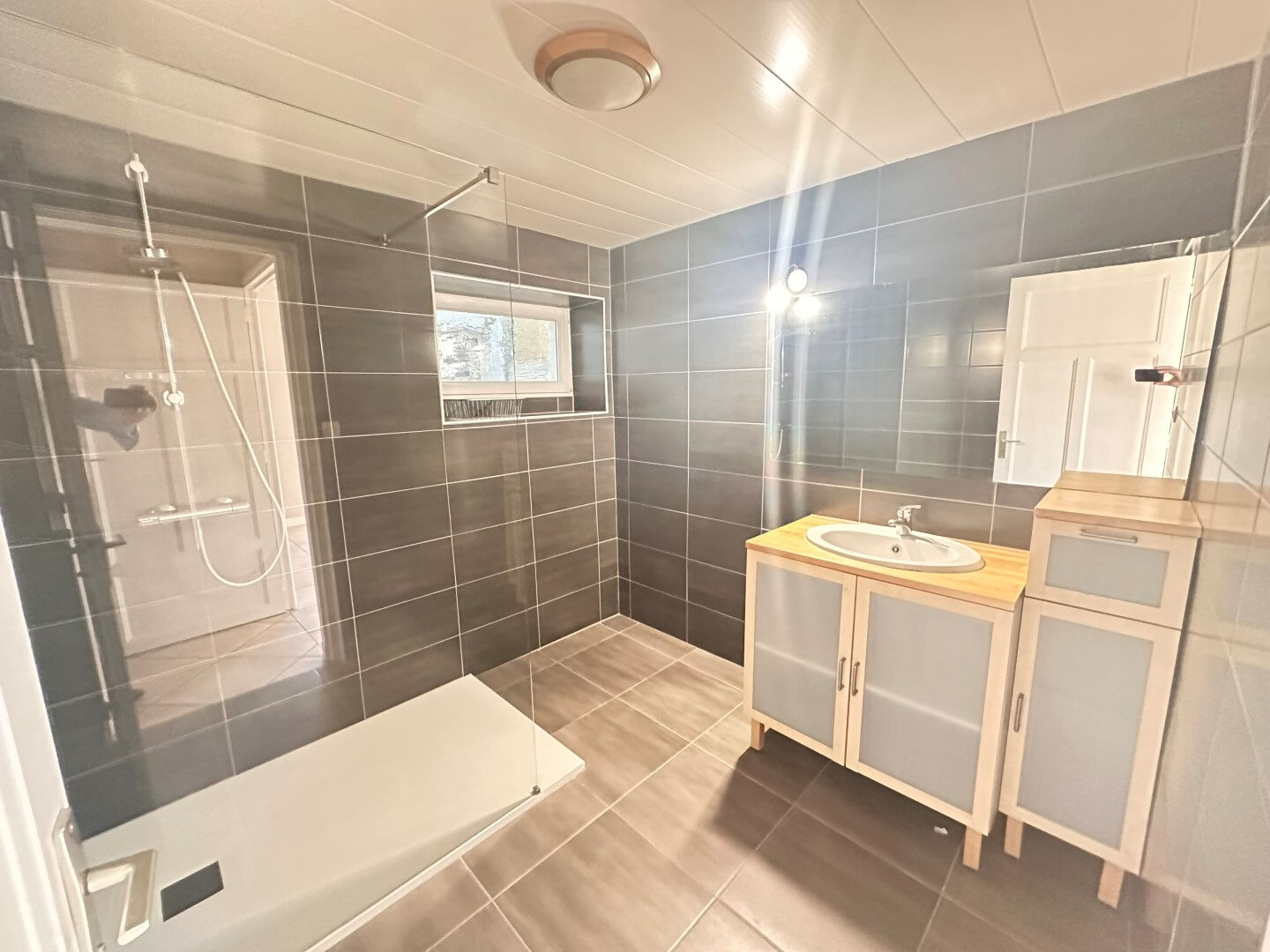 Photo DOIX, Maison  en pierre 5 chambres, deux salles d'eau, cuisine, grand séjour, garage, jardin. image 6/6