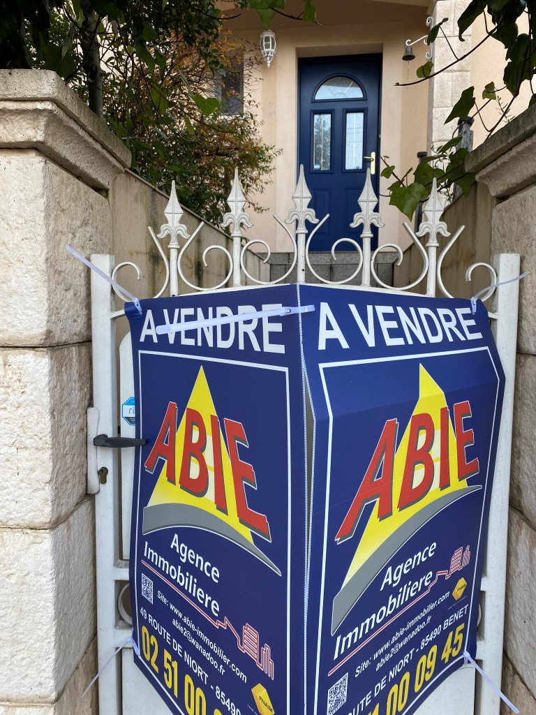 Maison, 4 chambres, 2 salles d'eau, 2 wc, 1 garage, cuisine séparée et équipée.