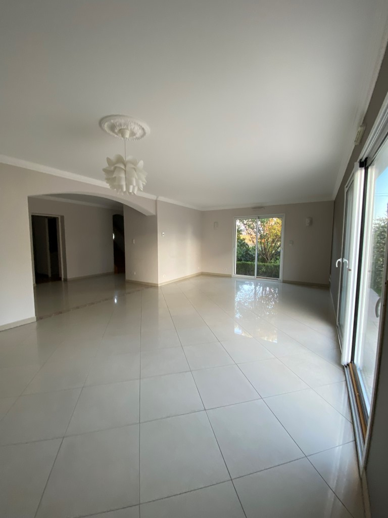 Photo Maison, 4 chambres, 2 salles d'eau, 2 wc, 1 garage, cuisine séparée et équipée. image 5/6