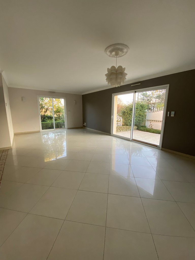 Photo Maison, 4 chambres, 2 salles d'eau, 2 wc, 1 garage, cuisine séparée et équipée. image 6/6