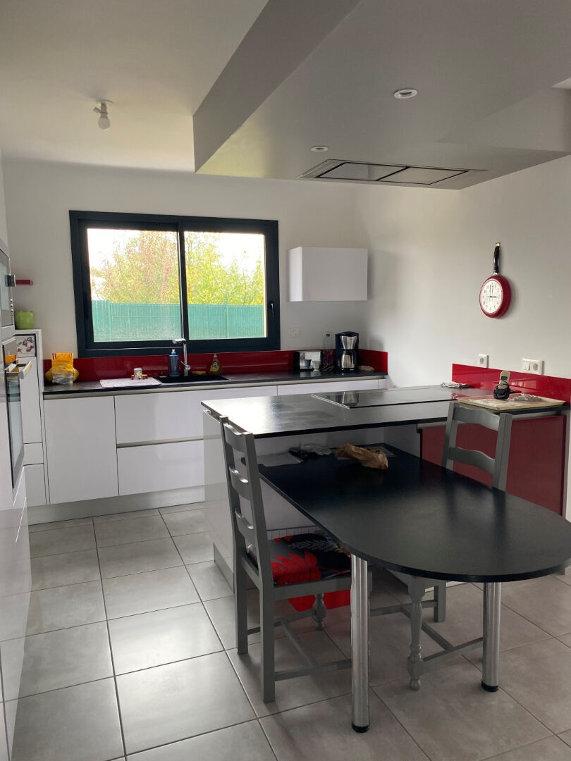 Photo Maison  6 pièce(s) 130 m2, piece de vie cuisine us, chambre parentale, 3 chambres, dressing, 2 salles de douches, Deux wc, arrière cuisine, garage image 5/6