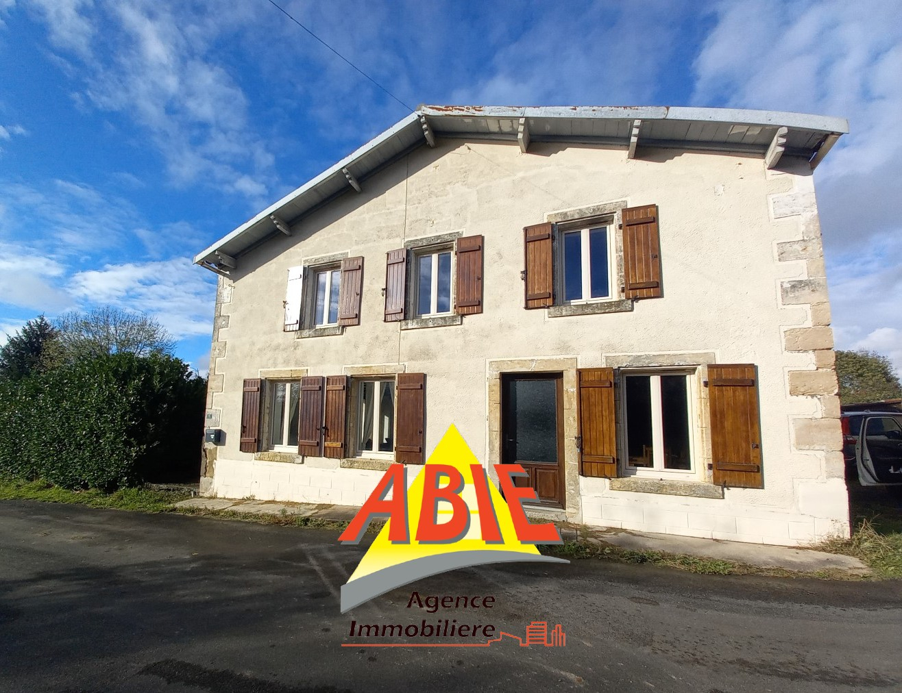 Maison bourg de Saint Laurs  environ 195 m2, terrain 2000m², trois chambres, un bureau