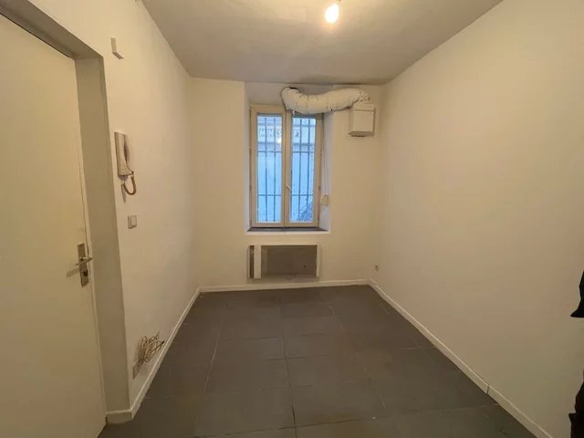 Chambre avec kitchenette et sanitaires