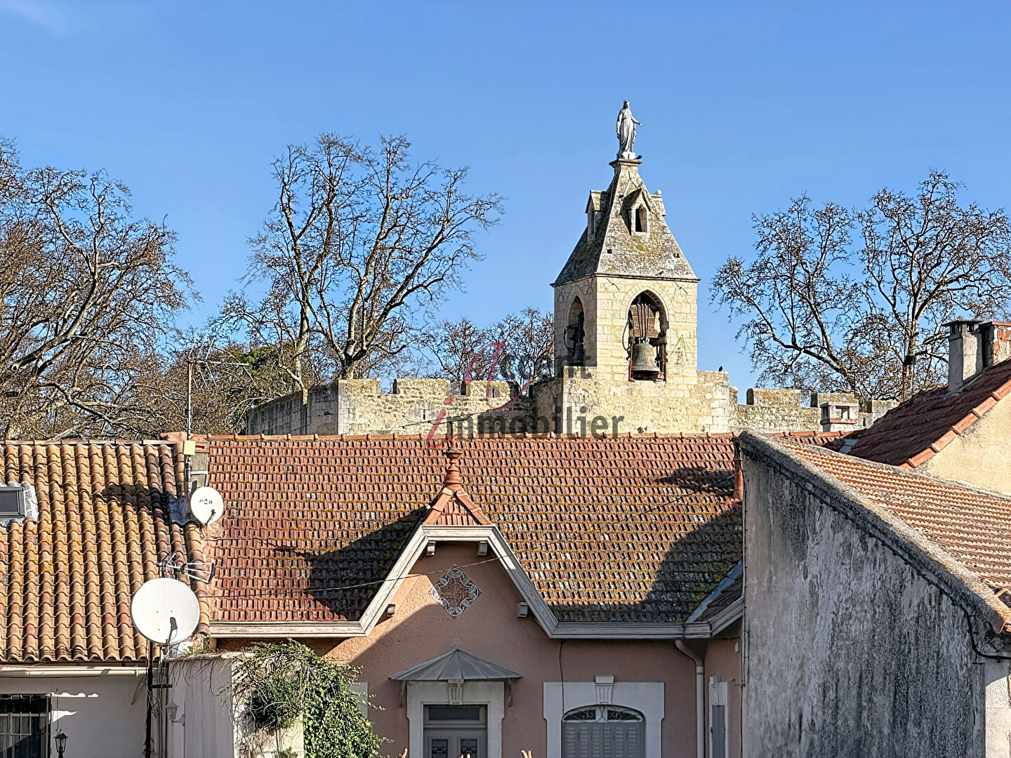 Maison de ville de 110m² avec double garage et cour.