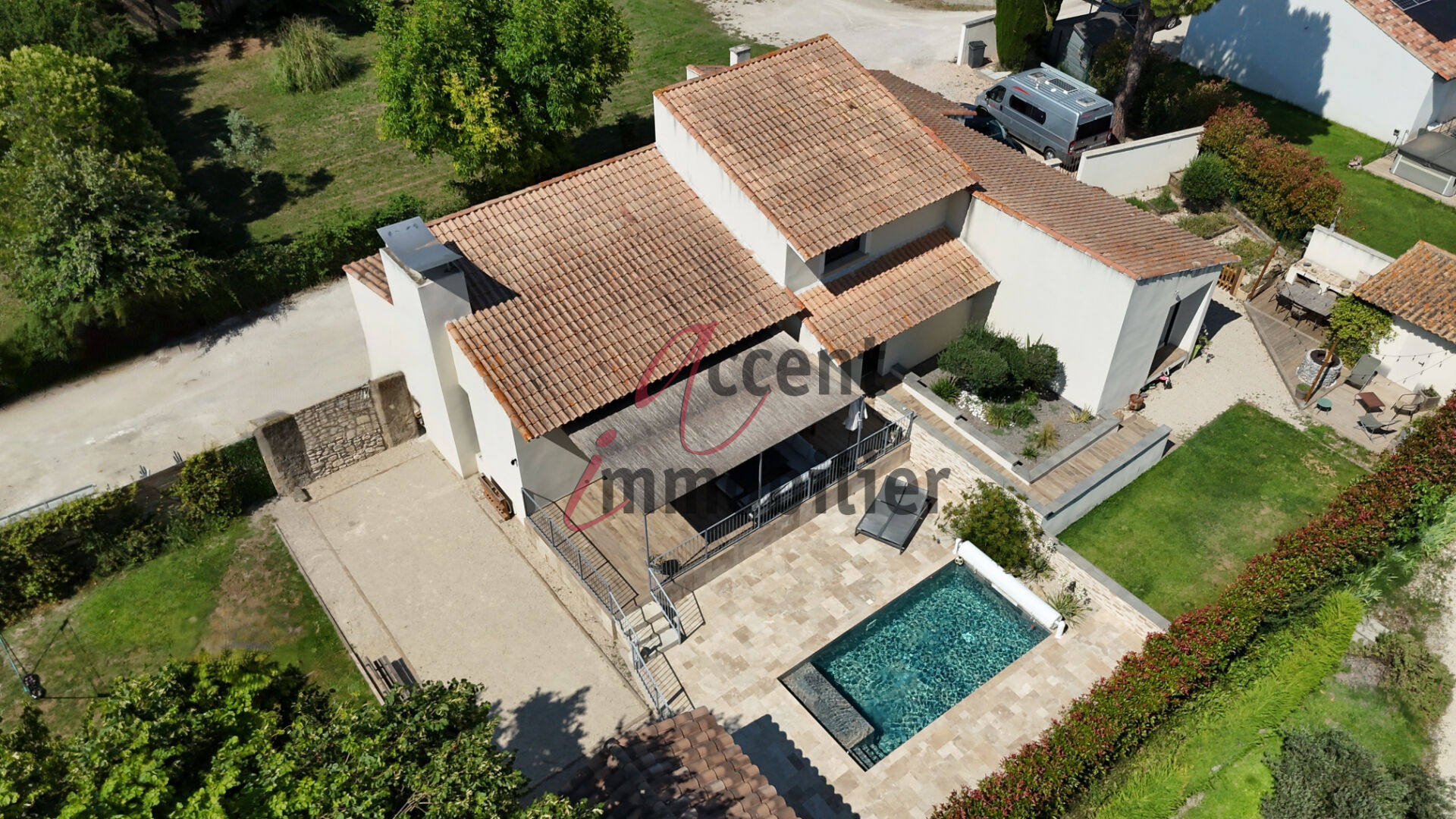 MOLLÉGÈS - VILLA 154 M² - 4 CHAMBRES - PISCINE - DÉPENDANCES
