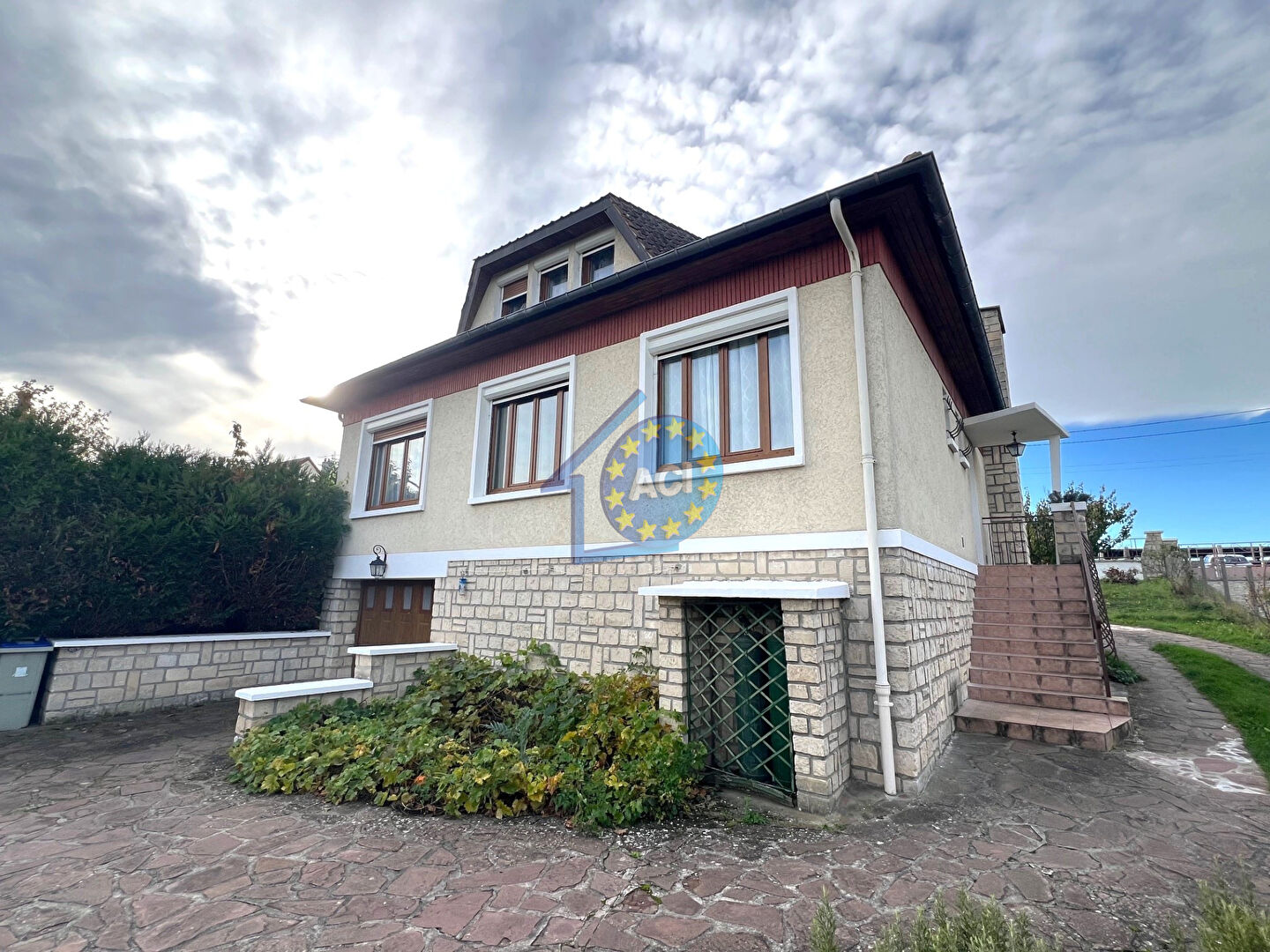 Maison Mantes La Ville 6 pièces 120m², 4 chambres, sous-sol total, 1235m² de terrain