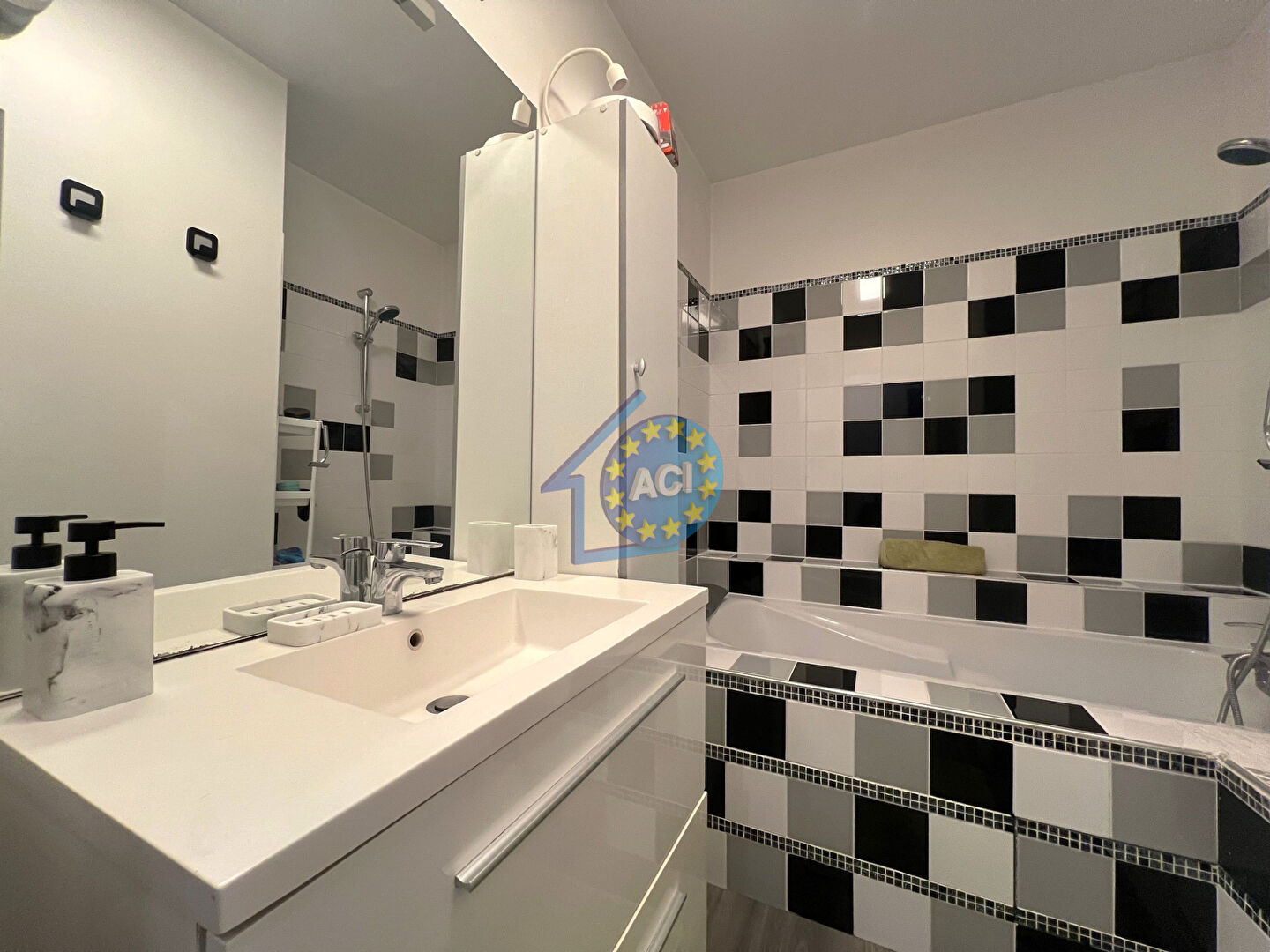 Photo Appartement Mantes La Ville 3 pièces 63.12 m² Gare SNCF place du marché image 4/6