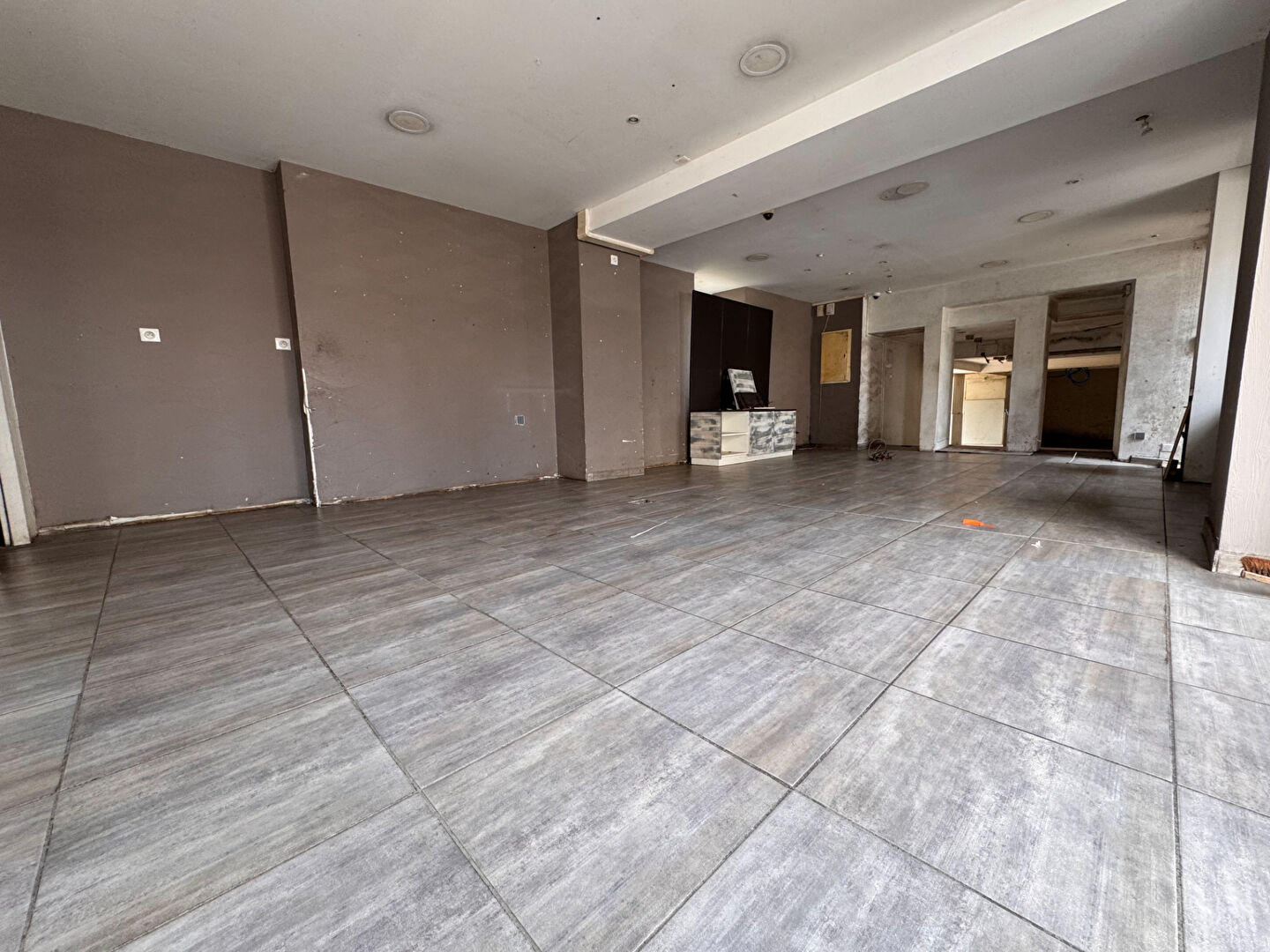 BAISSE DE PRIX - LOCAL COMMERCIAL - AU COEUR DE LA VILLE