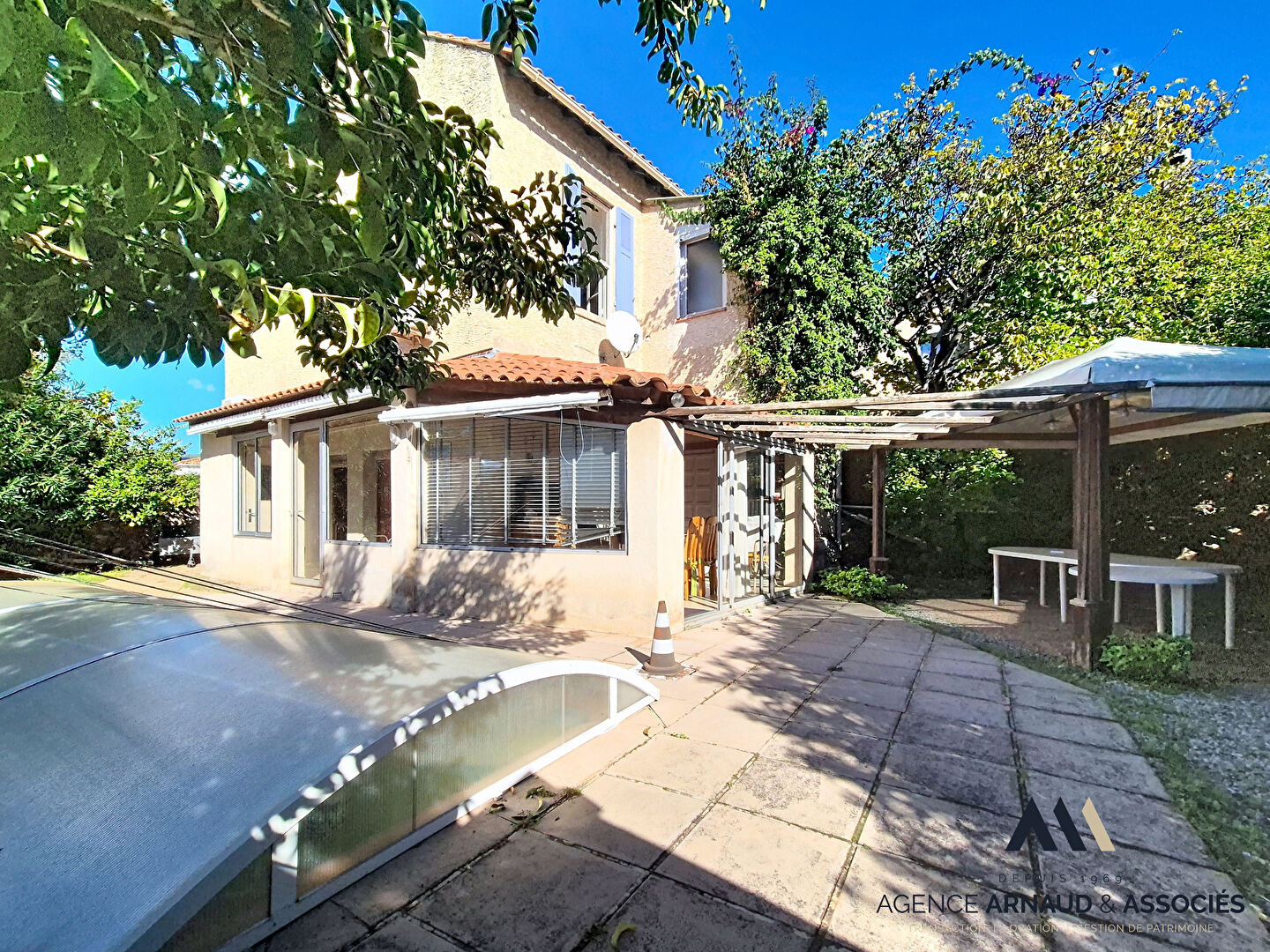 SAINT-CYR-SUR-MER - MAISON À RÉNOVER AVEC PISCINE ET GARAGE
