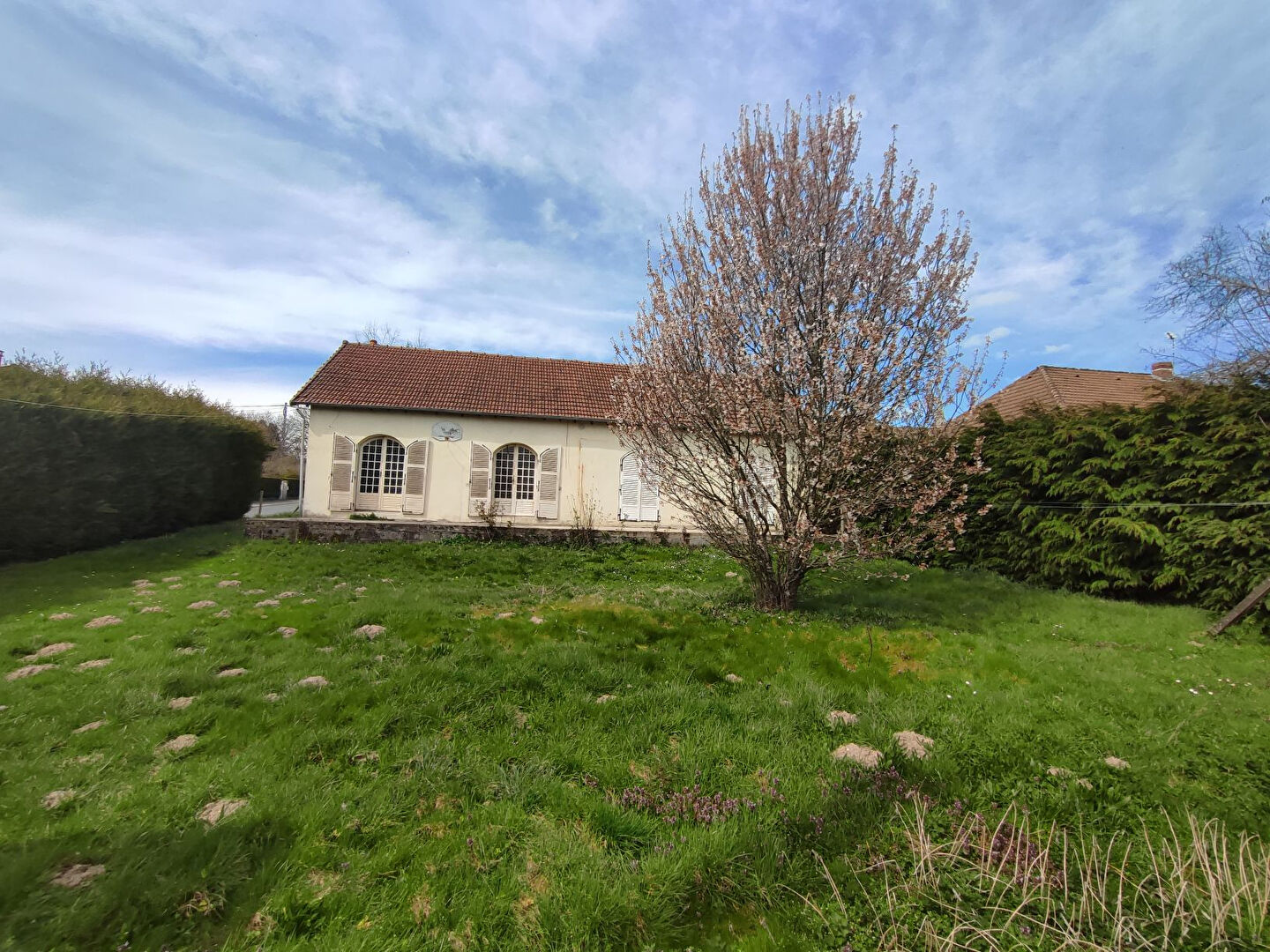 PAVILLON DE PLAIN PIED A RENOVER