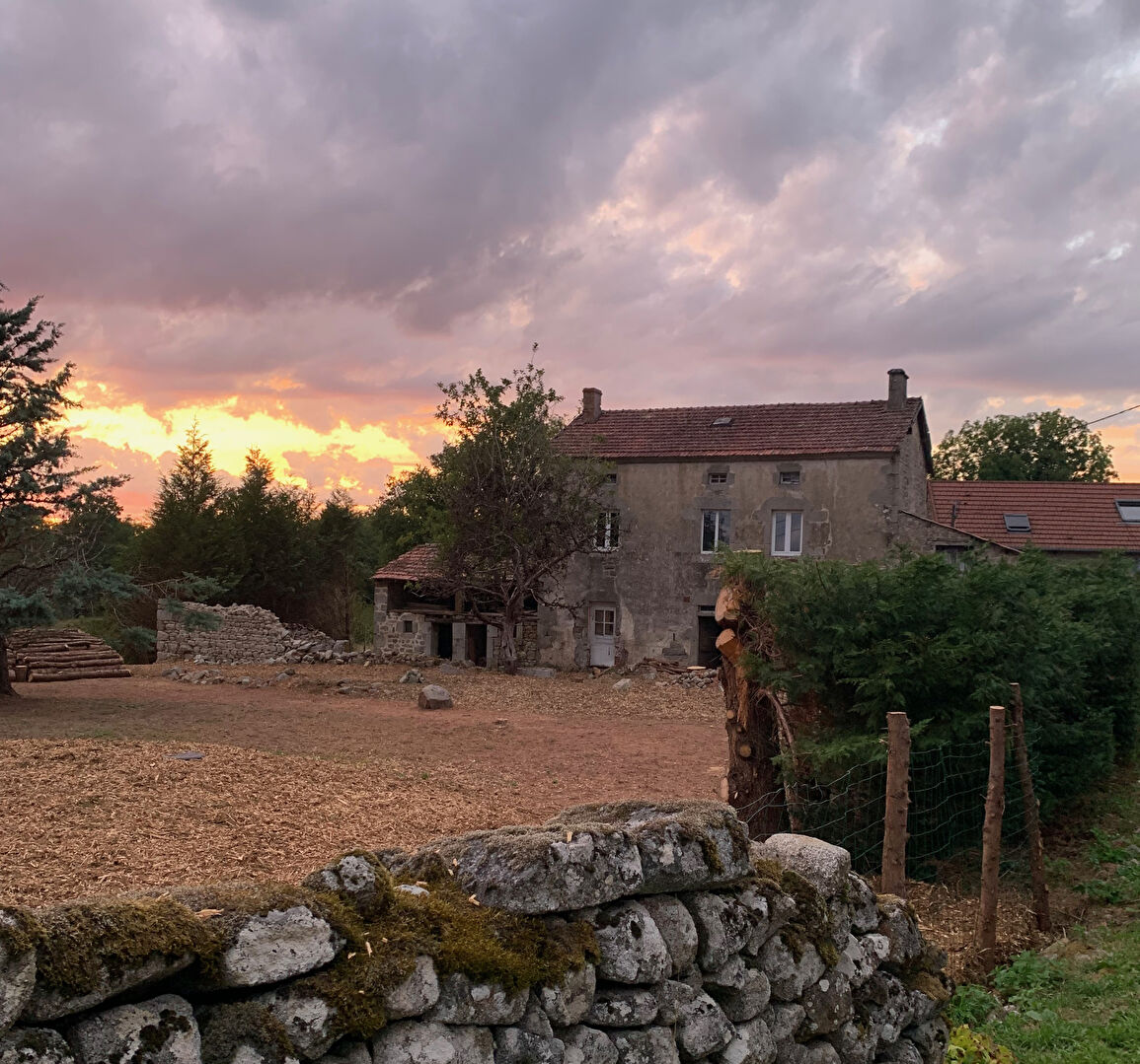 MAISON EN PIERRES - BELLE CHEMINEE