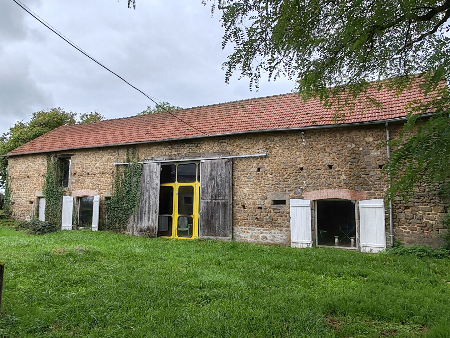 Photo MAISON EN PIERRES AVEC TROIS CHAMBRES HABITABLE , UNE GRANDE GRANGE EST AMENAGEE EN HABITATION D  ETE . TERRAIN ATTENANT DE 2666 M² image 4/6