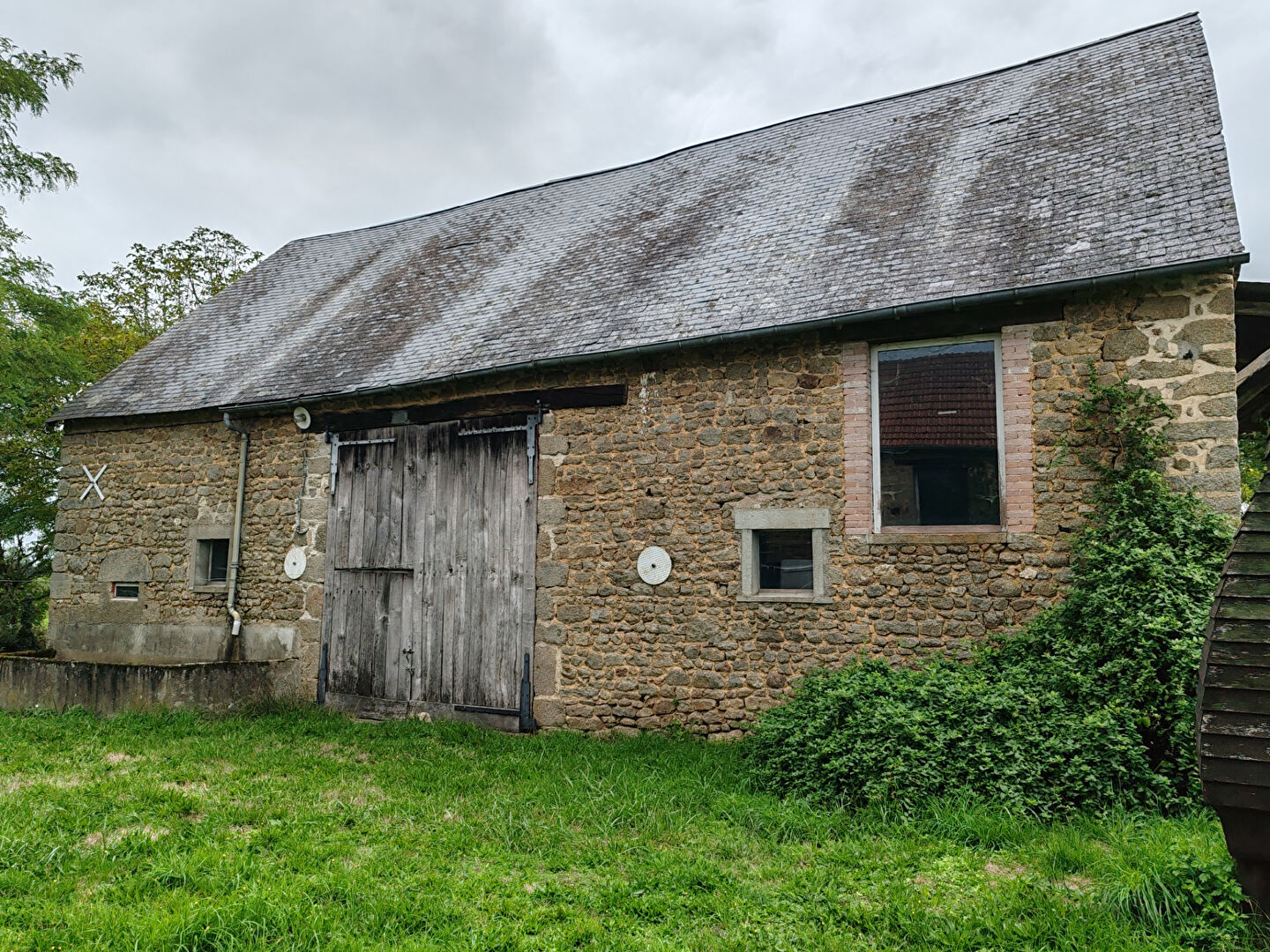 Photo MAISON EN PIERRES AVEC TROIS CHAMBRES HABITABLE , UNE GRANDE GRANGE EST AMENAGEE EN HABITATION D  ETE . TERRAIN ATTENANT DE 2666 M² image 5/6