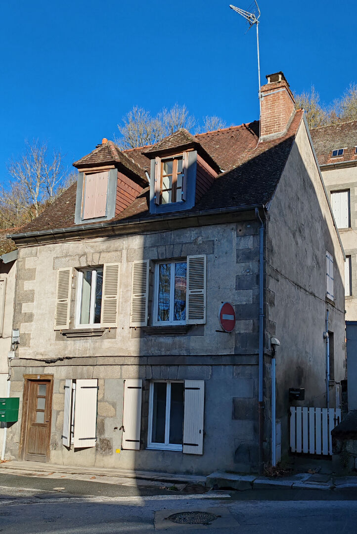 Immeuble de rapport Aubusson 113.80 m2  comprenant au rdc  un studio meublé , au premier un duplex avec deux chambres , un autre duplex avec deux chambres et cour privative