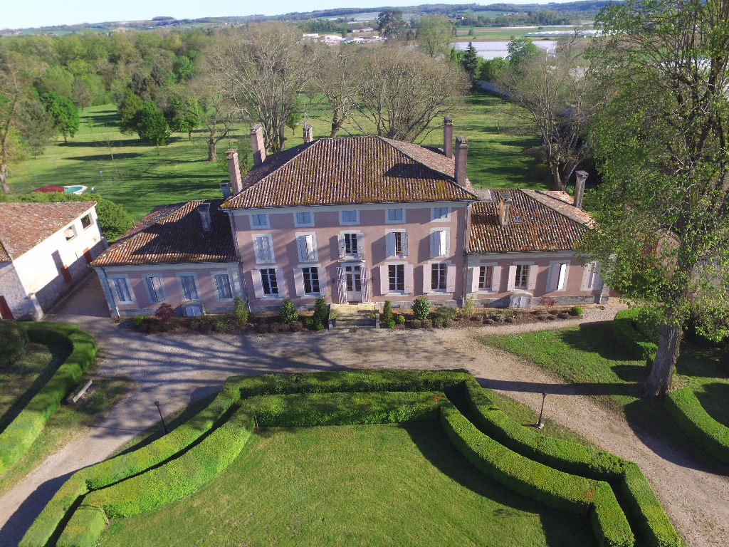 LOT ET GARONNE Aiguillon Magnifique Château, avec de nombreuses
