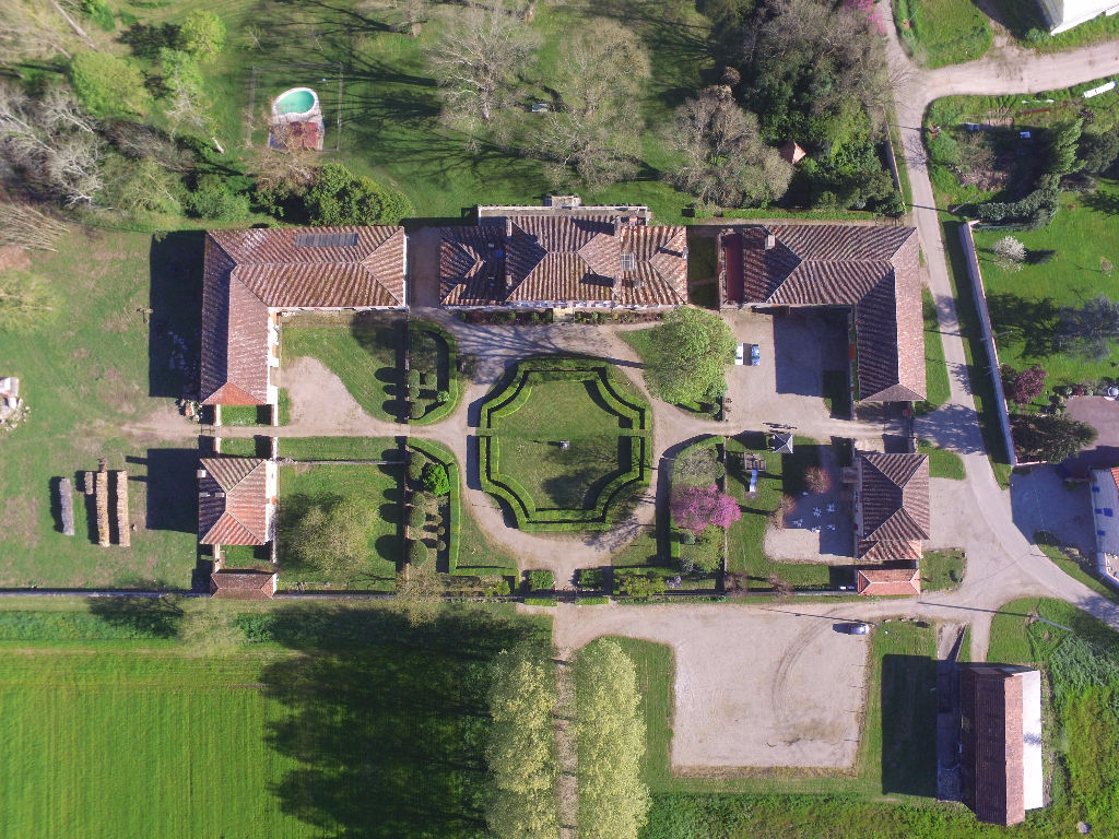 LOT ET GARONNE Aiguillon Magnifique Château, avec de nombreuses