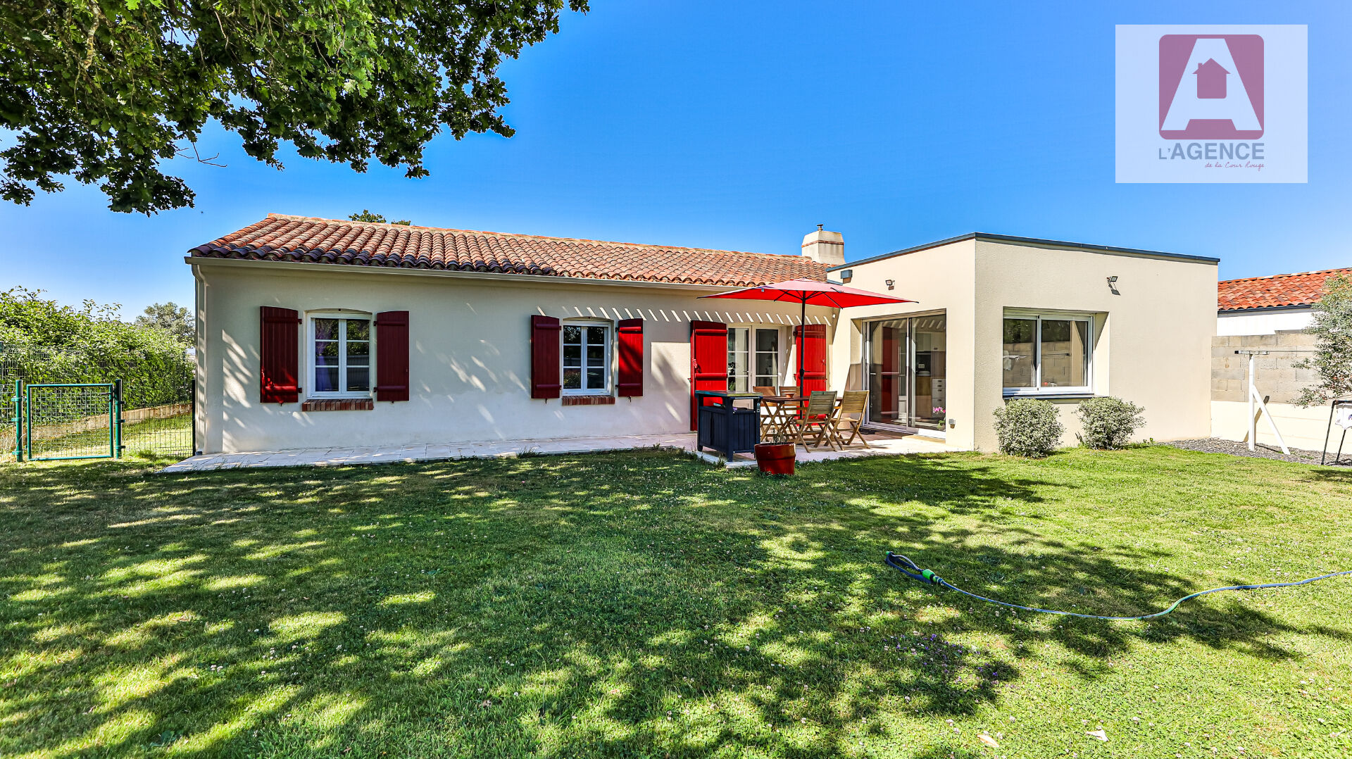 Maison 3 chambres, 593 m² de terrain clos, un garage et une dépendance de 19 m²  non attenante.