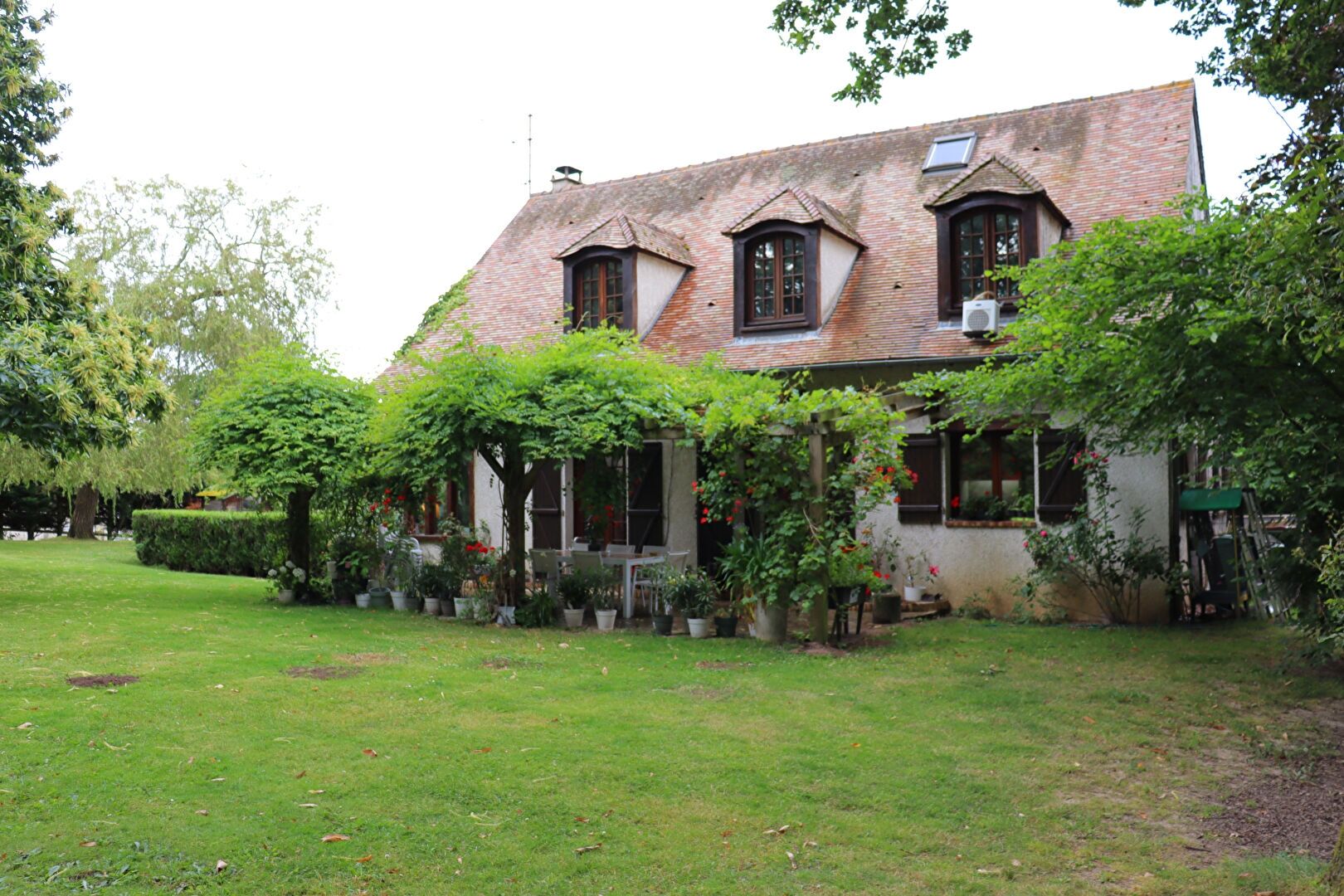 Photo Maison familiale dans un cadre verdoyant au calme image 2/6