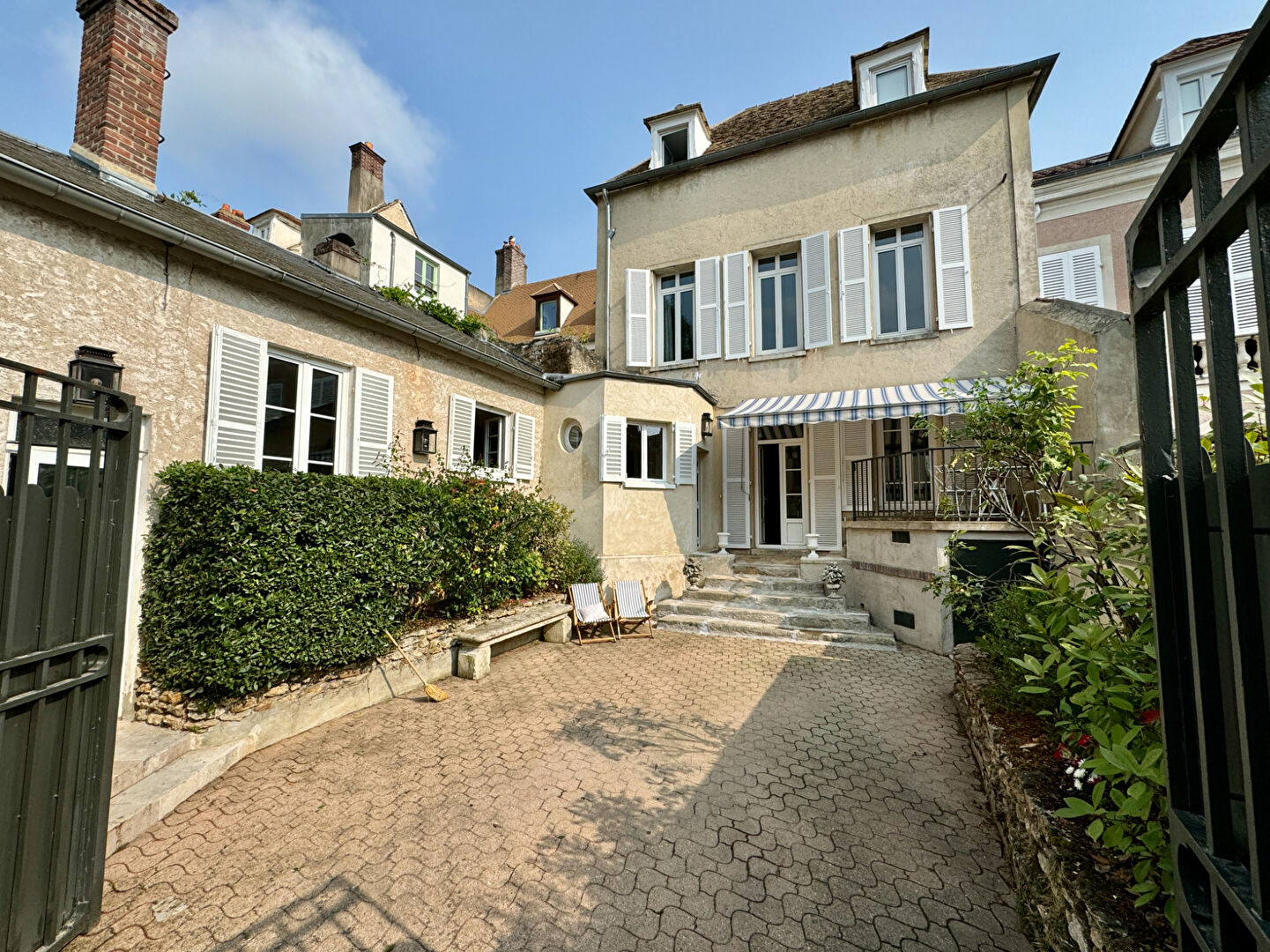 Photo LOUÉ PAR L'AGENCE. Coeur du centre ville de Montfort image 1/6