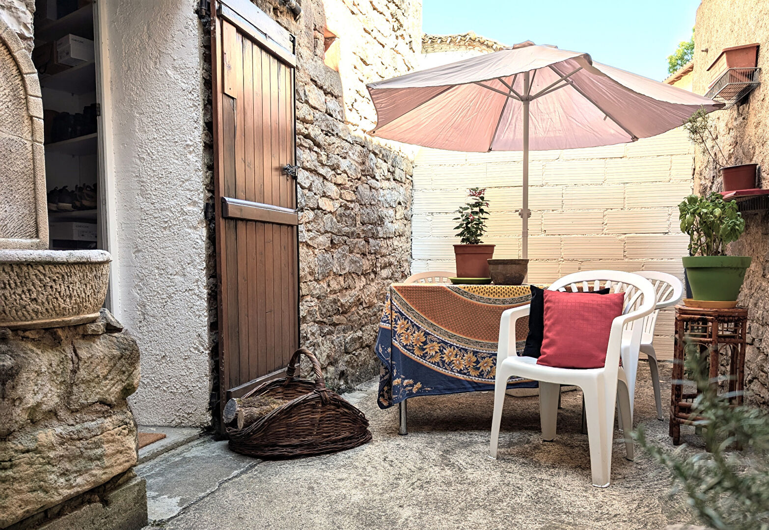 Maison proche de Saint Antonin avec cour.