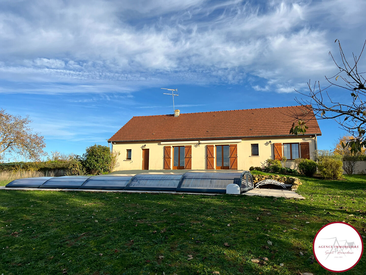 Maison de plain-pied 97m² avec piscine - AINAY LE CHATEAU