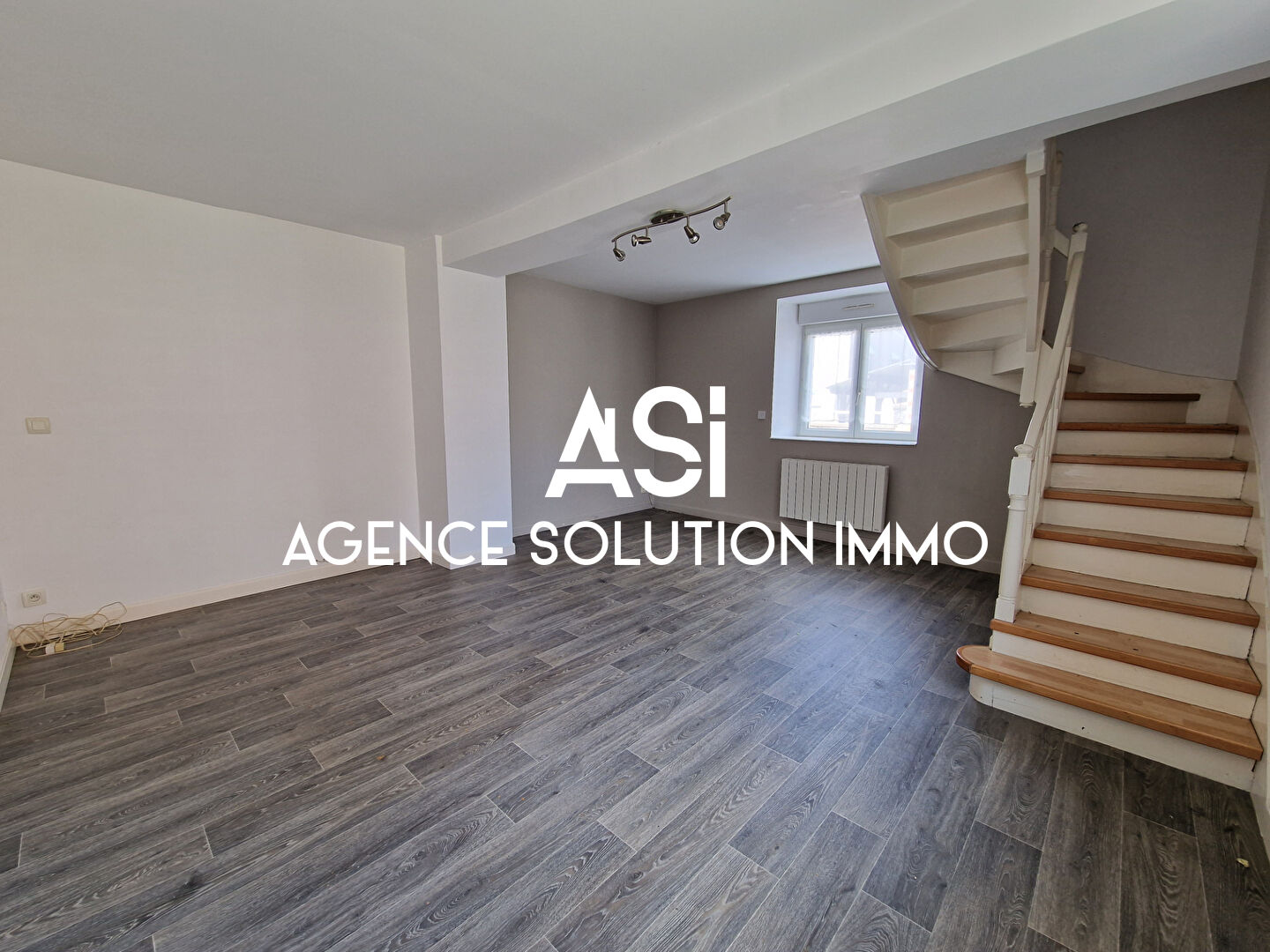 Maison en pierre 5 pièce(s)  de 95m² au sol avec une grande cour de 66 m²