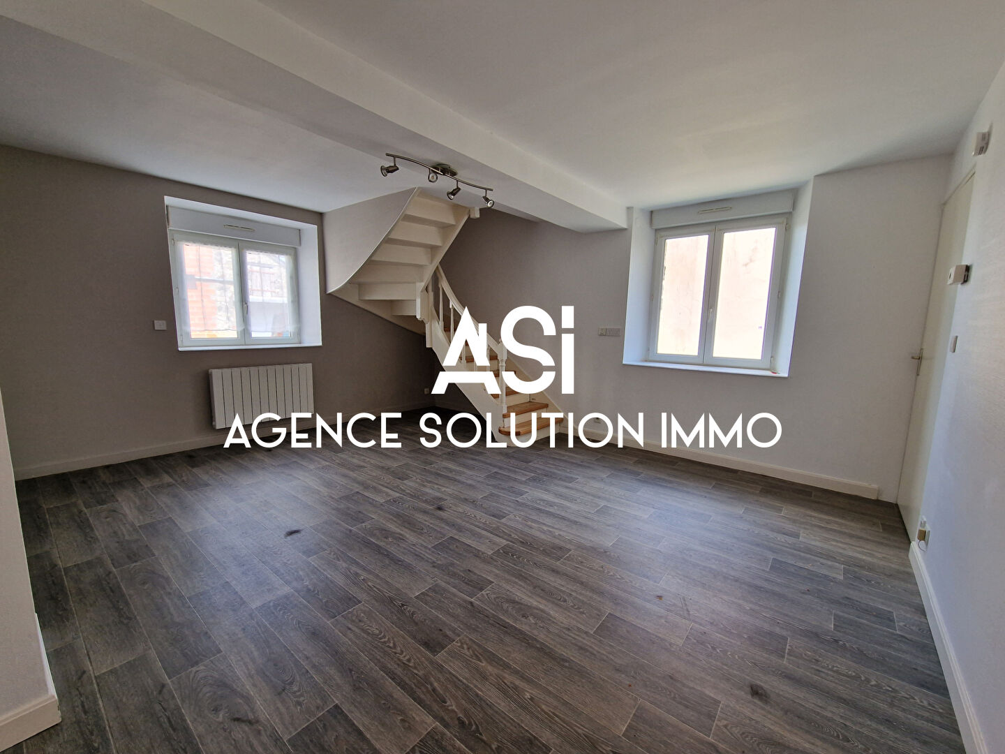 Maison en pierre 5 pièce(s)  de 95m² au sol avec une grande cour de 66 m²