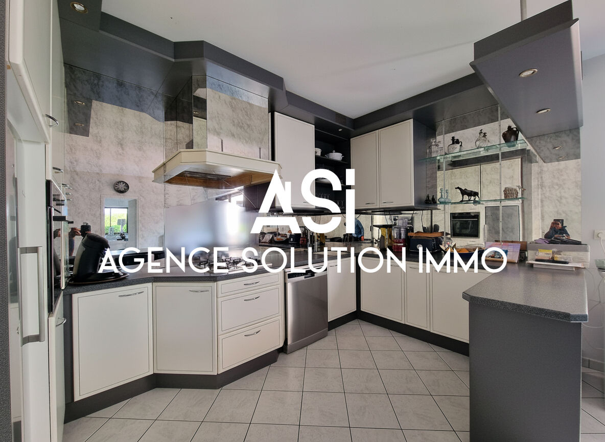 Maison 5 pièces - 143 m² habitable - Local Pro de 118 m² sur 55 639 m². de terrain.