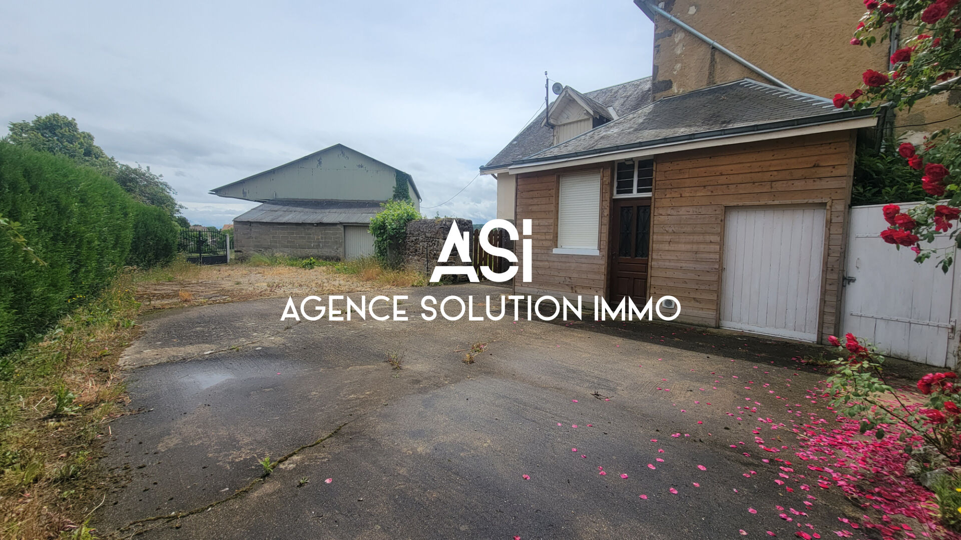 Maison avec pièce de vie et chambre au RDC, dépendances et jardin.